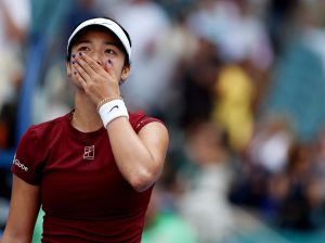 Filipina de 19 anos derruba Swiatek, vai à semifinal do WTA 1000 de Miami e se emociona
