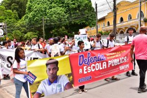 Professores e estudantes cobram reforma e reabertura de escola fechada há um ano, no Recife (PE)