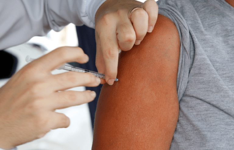 Uberlândia solicita envio urgente de novas doses da vacina antirrábica humana após esgotamento do estoque