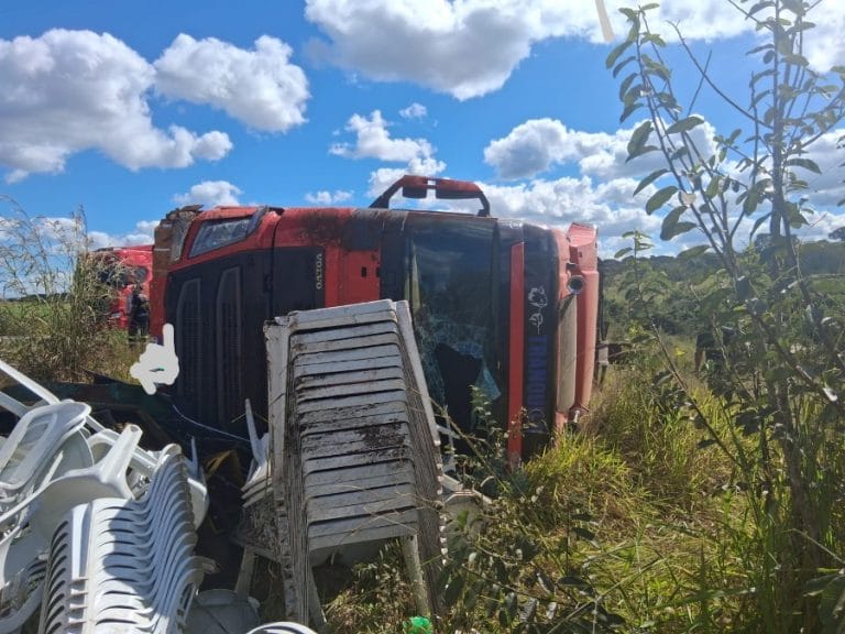 Caminhão com 70 bovinos tomba em acidente na MGC-452 entre Uberlândia e Araxá