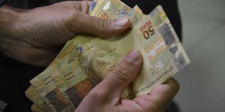 Crie um título SEO em português do Brasil para uma matéria da editoria Viagem e Turismo.  Regras: - Máximo de 60 caracteres. - Preserve nomes de destinos, cidades, países, atrações, datas e fatos do título original. - Coloque a palavra-chave principal no início quando for natural. - Priorize termos relevantes como: destino, viagem, turismo, roteiro, dicas, atrações, passeio, guia, hospedagem. - Seja atrativo, claro e informativo, sem exageros. - Não use aspas, ponto final, HTML, markdown, emojis ou listas. - Responda com uma única linha contendo apenas o título final.  Título original: Poupança tem retirada líquida de R$ 476,4 milhões em abril