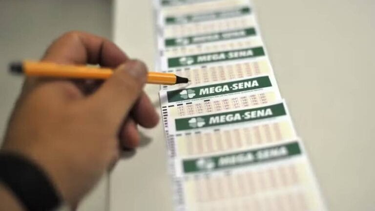 Reescreva o titulo abaixo em portugues do Brasil para publicacao no portal Uberlandia No Foco.Regras:- Preserve o fato principal, nomes, locais, datas e numeros.- Nao invente informacoes.- Escreva em estilo jornalistico.- Deixe o titulo mais claro, humano e atrativo.- Evite titulo muito longo.- Evite sensacionalismo.- Retorne somente o titulo final.Titulo original:Até quando é possível apostar na edição Mega-Sena 30 anos? veja horários | Paranaíba MaisTexto base:
A Caixa Econômica Federal realiza neste domingo (24) a edição especial Mega-Sena 30 Anos (nº 3010), com prêmio estimado em R$ 300 milhões e sorteio às 11h.
Até quando é possível apostar? veja datas e horários. Créditos: Reprodução/Caixa
Até quando é possível apostar? Veja horários:
As apostas presenciais podem ser feitas na maioria das loterias do Brasil até às 22h do sábado (23). O horário, porém, pode variar conforme horários especiais de cada agência lotérica.
📲 Siga o canal de notícias do Paranaíba Mais no WhatsApp
Para as apostas digitais, o prazo vai até uma hora antes do sorteio (10h do dia 24 de maio). O pagamento é feito via cartão de crédito ou PIX, e o sistema exige valor mínimo de R$ 30,00 no carrinho. ×
Leia Mais×Mega-Sena: veja os números mais sorteados e entenda a real chance de ganhar×Como funciona o bolão oficial da Caixa? Veja as regras para apostar×Mega-Sena 30 anos: quanto rende o prêmio de R$ 300 milhões na poupança?Valor da aposta da Mega-Sena 30 anos
O valor da aposta simples da Mega-Sena de 30 anos (concurso especial 3.010) custa R$ 6,00. Nesta opção de jogo mínimo, o apostador pode marcar 6 números entre os 60 disponíveis, aumentando o valor conforme a quantidade de números escolhidos.
Onde assistir ao sorteio ao vivo?
O sorteio ao vivo do sorteio pode ser assistido gratuitamente pelas redes sociais da Caixa. A transmissão oficial acontecerá diretamente do Espaço da Sorte, em São Paulo.
Onde assistir?
YouTube: Pelo Canal Oficial da Caixa no YouTube.
Facebook: Na página oficial das Loterias Caixa.
O prêmio não acumula
A edição comemorativa dos 30 anos da Mega-Sena traz uma regra diferente, pois o prêmio principal não acumula. Caso ninguém acerte as 6 dezenas, o valor é distribuído entre os acertadores da quina. A premiação total estimada para o concurso especial é de R$ 300 milhões.