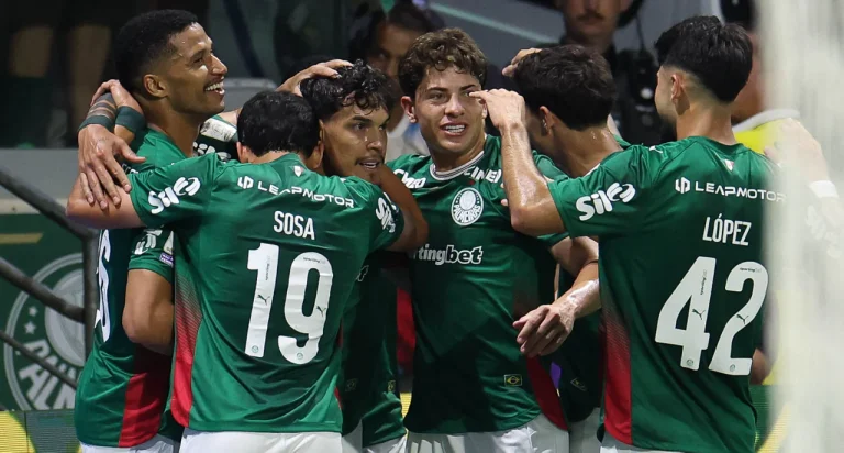 Palmeiras supera Athletico-PR por 1 a 0, mesmo com um jogador a menos, e se mantém na liderança do Brasileirão