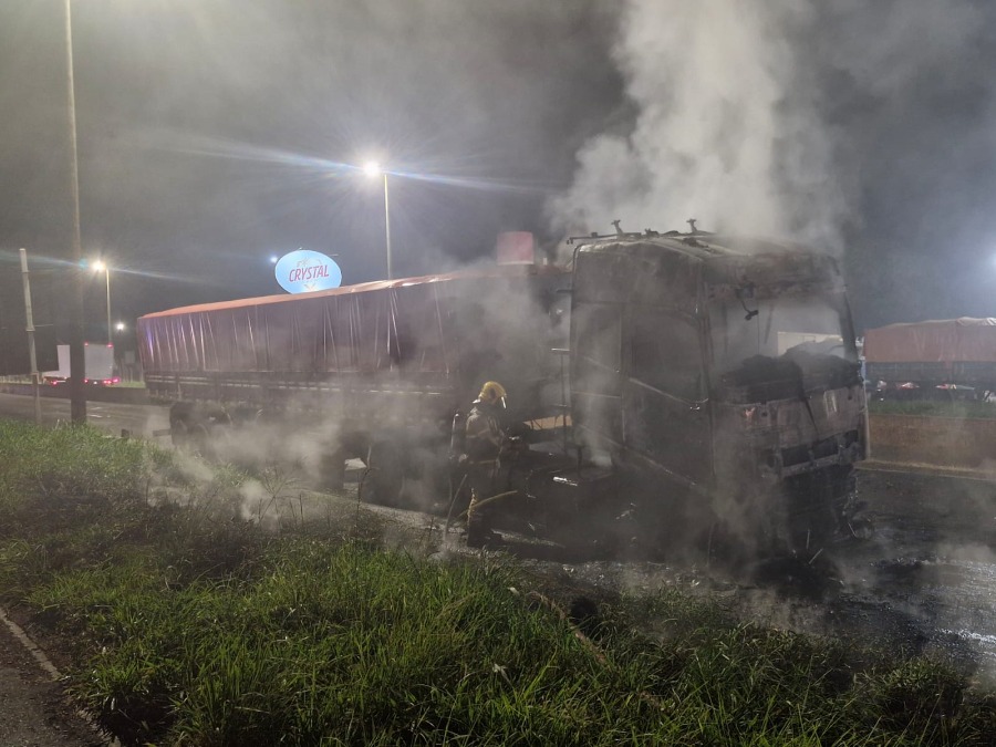 Carreta carregada de aço é consumida por incêndio na BR-365, em Uberlândia, sem feridos
