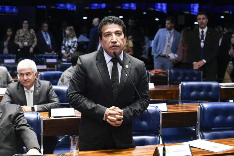Técnica de enfermagem diz ter sido agredida por Magno Malta em hospital; senador nega