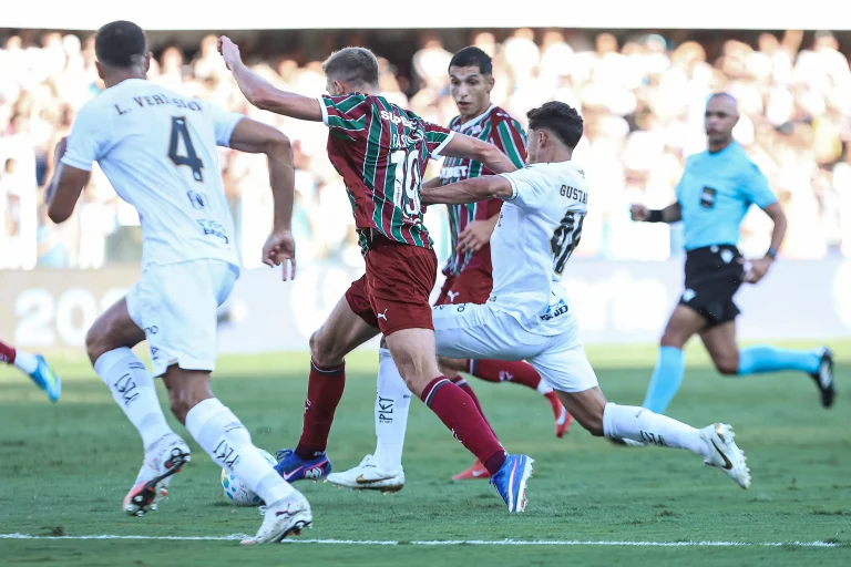 Santos é superado pelo Fluminense em virada emocionante no Brasileirão