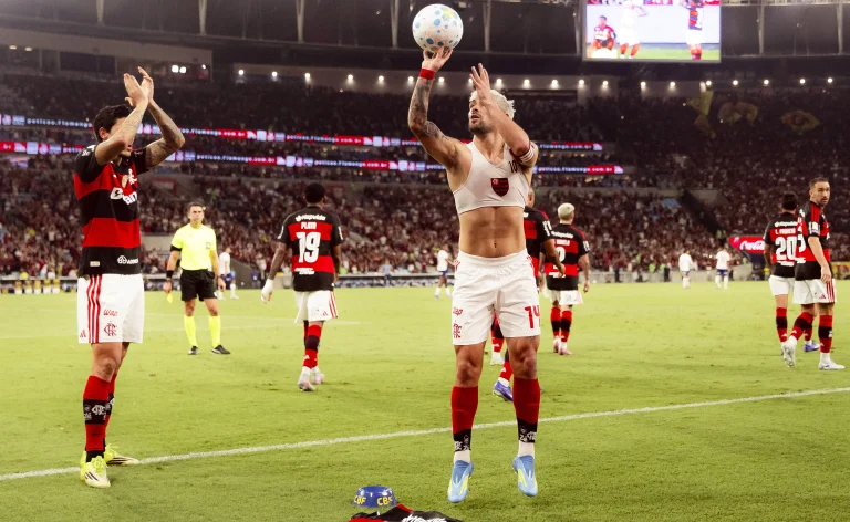 Flamengo vence Bahia por 2 a 0 com homenagem a Oscar e se mantém vice-líder do Brasileiro
