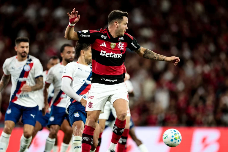 Saúl celebra retorno e assistência na vitória do Flamengo sobre o Bahia por 2 a 0 no Brasileirão