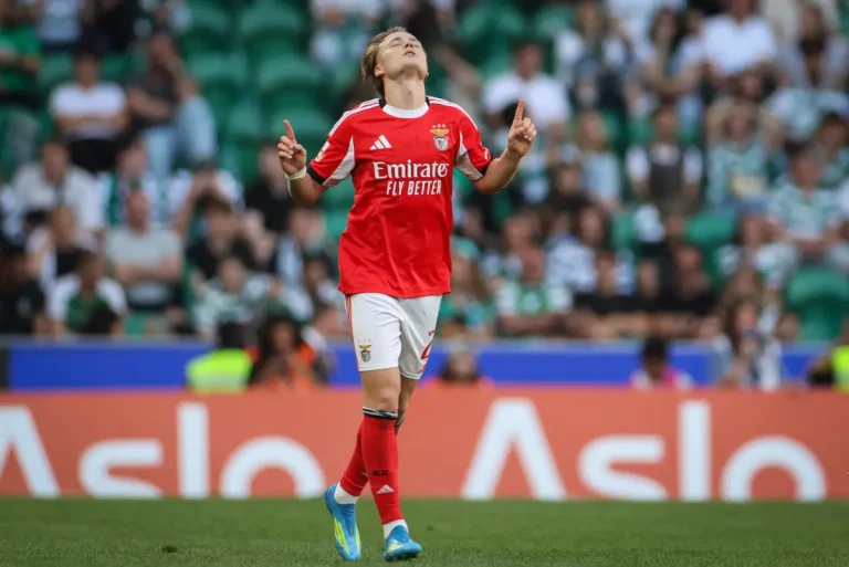Benfica derrota Sporting com gol no fim e assume vice-liderança do Campeonato Português