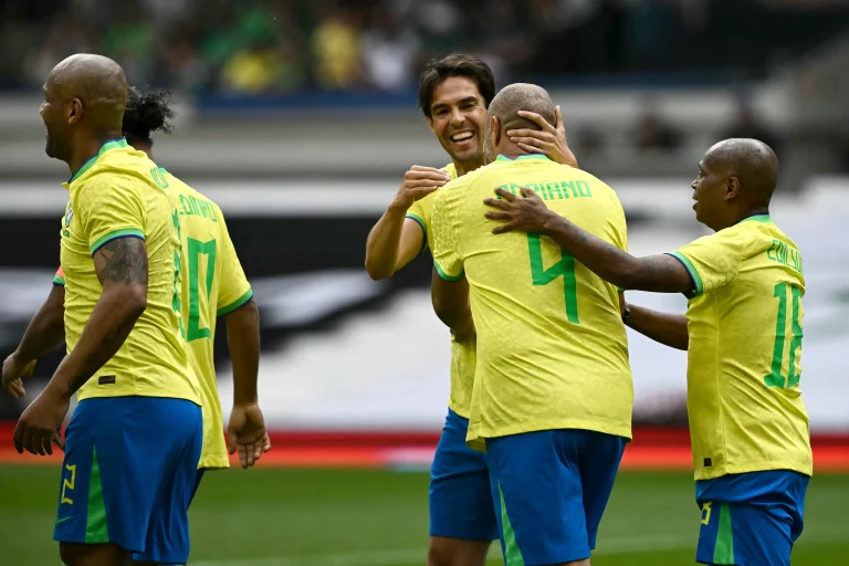 Veja as imagens do amistoso entre as lendas do Brasil e do México