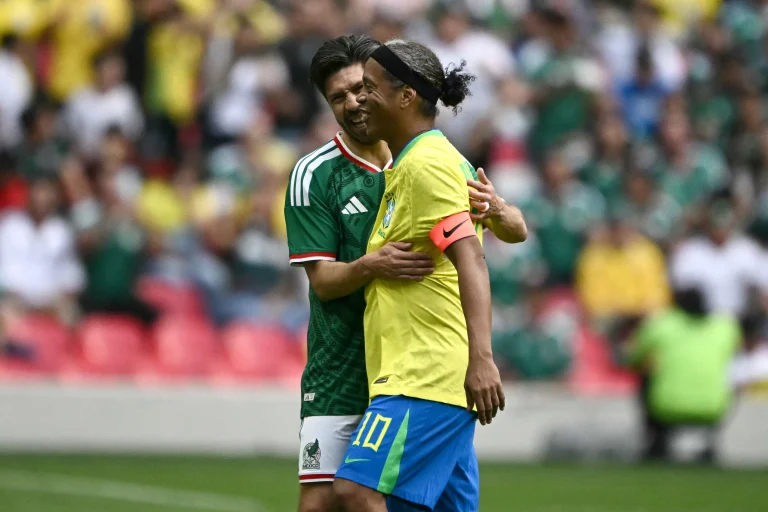 Seleção de Lendas do Brasil é superada pelo México em amistoso no Estádio Azteca