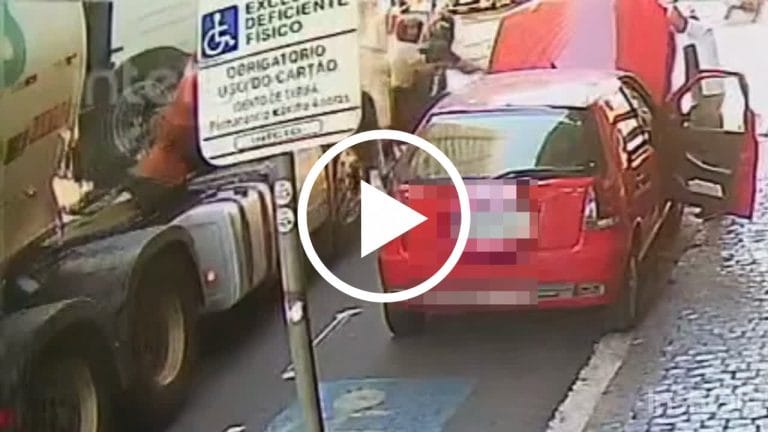 Acidente entre carreta e motocicleta no Centro de Uberlândia é registrado por câmeras de segurança