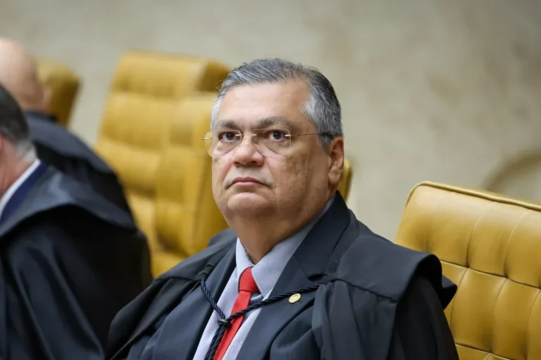 Ataque a Dino e pedido de 'educação cívica' a companhias aéreas