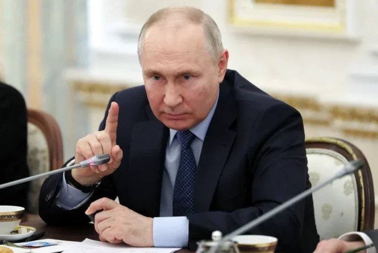 Ataque ucraniano em cidade ocupada pela Rússia deixa 12 mortos