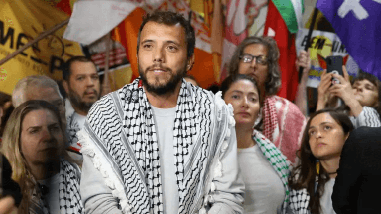 Ativista brasileiro Thiago Ávila tem prisão prorrogada em Israel após missão humanitária