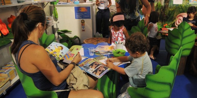 Atualização: 53% das famílias raramente leem para crianças