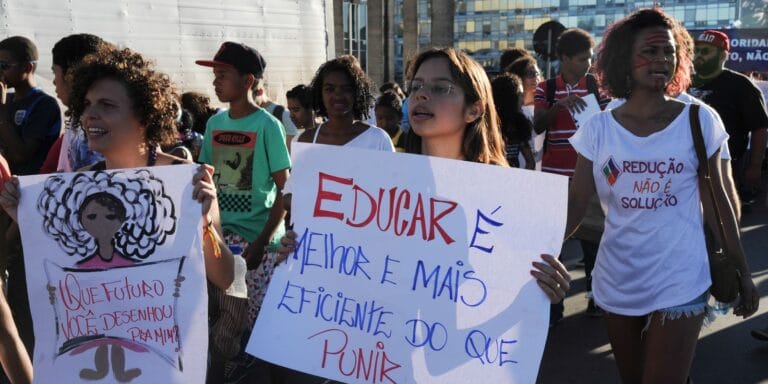Atualização: CCJ adia análise da PEC sobre maioridade penal
