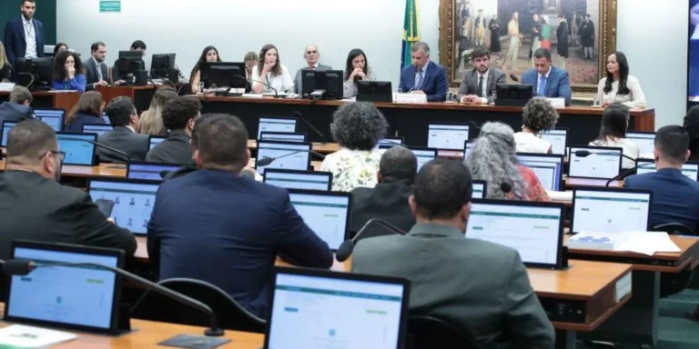 Atualização: CCJ da Câmara adia análise da PEC da maioridade penal
