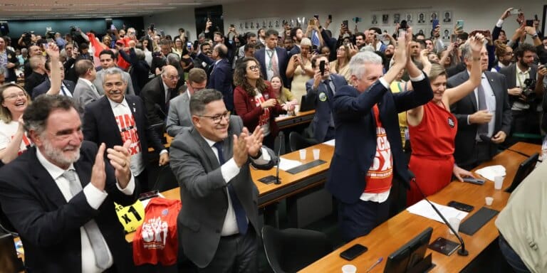Atualização: Comissão aprova PEC que acaba com escala 6X1