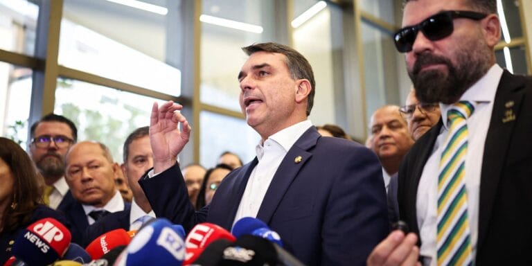 Atualização: Flávio confirma encontro com Vorcaro após prisão do banqueiro