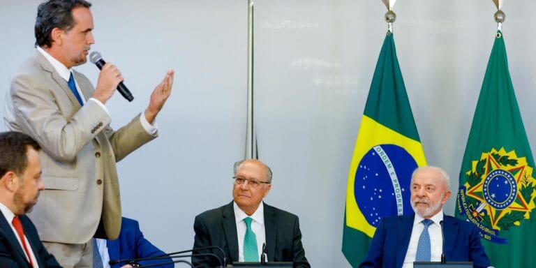 Atualização: Lula assina MP e zera taxa das blusinhas