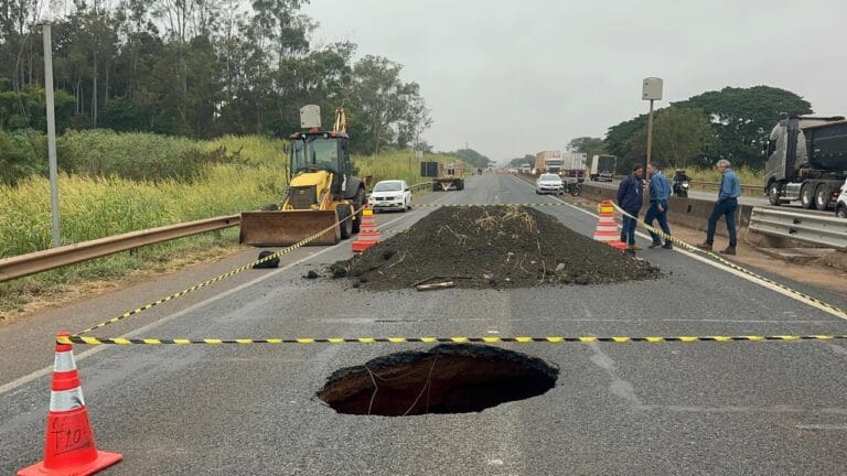 BR-050 segue interditada entre Uberaba e Uberlândia devido a cratera de seis metros de diâmetro