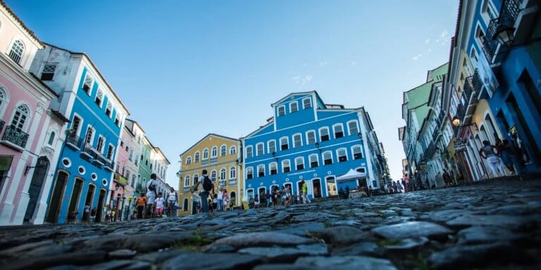 Bembé do Mercado agita Pelourinho em Salvador com cultura vibrante