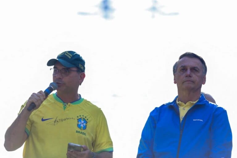 Bolsonaro pode ocupar cargo no governo de Flávio se eleito