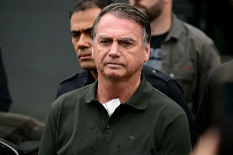 Bolsonaro segue internado apesar de boa evolução clínica
