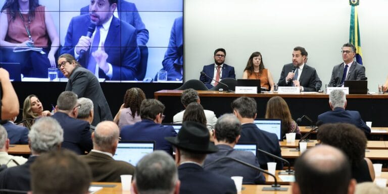 Boulos critica compensação a empresas em turismo e viagens