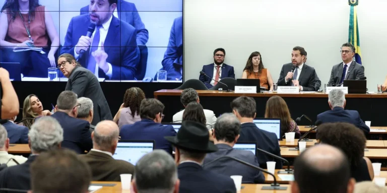 Boulos critica compensação a empresas em turismo e viagens