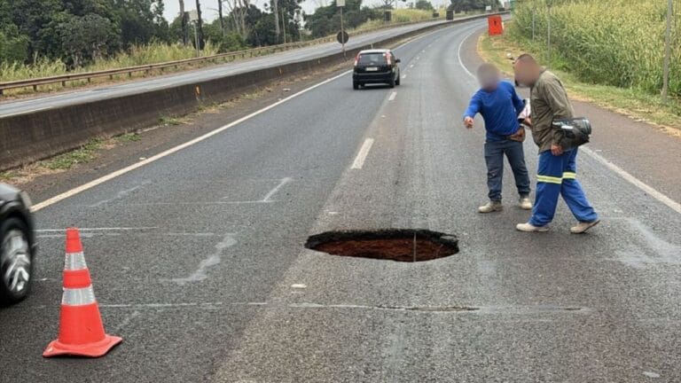 Buraco de 3 metros interdita BR-050 e gera desvio em Uberaba; veja rotas alternativas