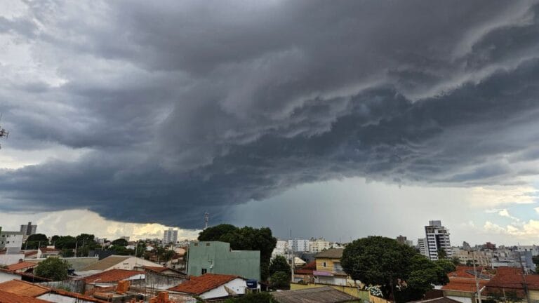 Chuva e calor marcam a previsão do tempo em Uberlândia neste fim de semana