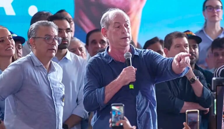 Ciro confunde gesto de apoiador com apologia em evento político