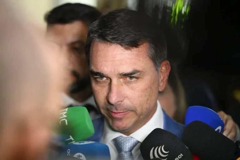 Coordenador de comunicação deixa campanha de Flávio Bolsonaro após crise