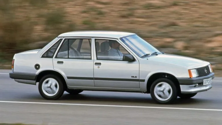 Corsa TR dos anos 80: o sedã que o Brasil não teve