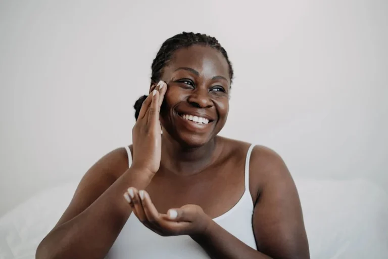 Cuidados de skincare essenciais para pele negra e bem-estar