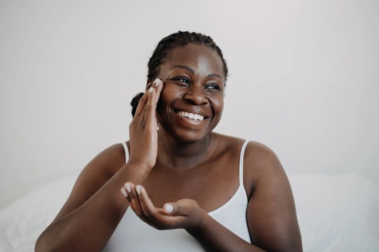 Cuidados de skincare essenciais para pele negra e bem-estar