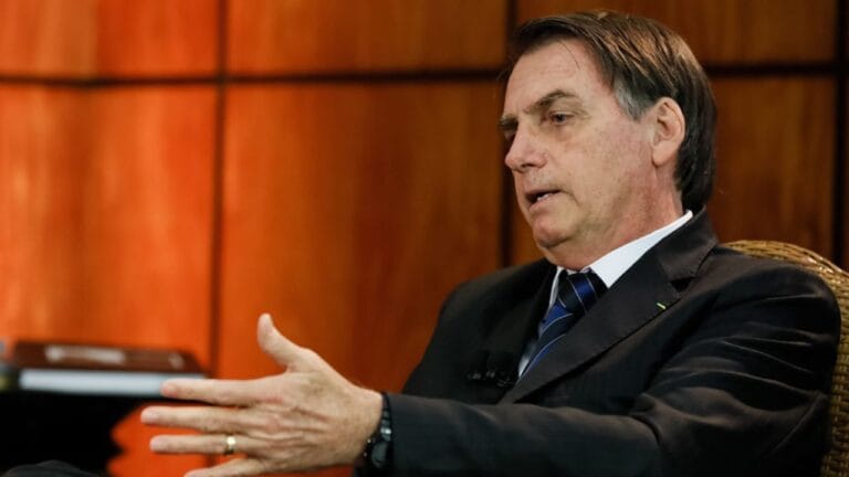 Defesa de Bolsonaro solicita revisão no STF para anular condenação de 27 anos e 3 meses
