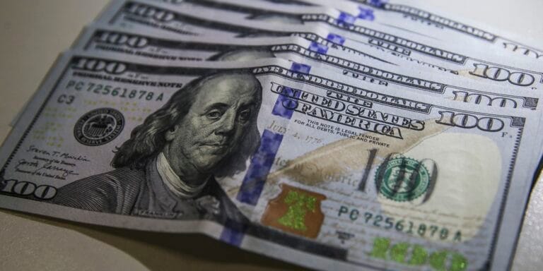 Dólar abaixo de R$ 4,90: dicas para viajar e aproveitar o turismo