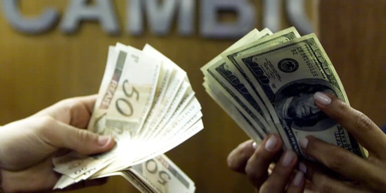 Dólar cai agora e fecha abaixo de R$ 5 após recuo de Trump no Irã