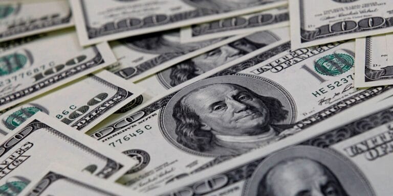Dólar cai para R$ 4,98 e bolsa sobe em atualização de hoje