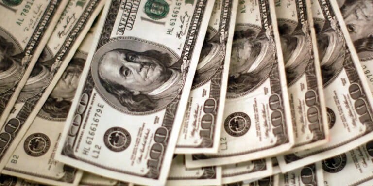 Dólar cai para R$ 5 e bolsa sobe agora com alívio no Oriente Médio