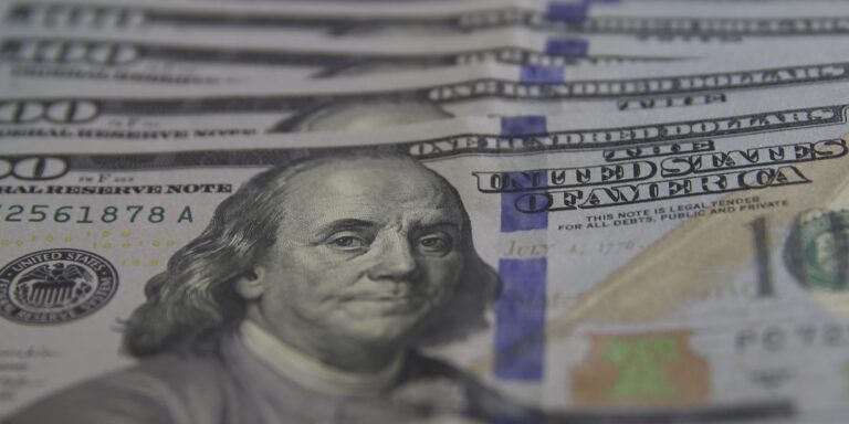 Dólar cai para R$ 5,03 hoje com alívio geopolítico
