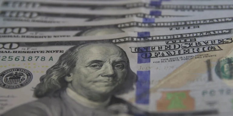 Dólar cai para R$ 5,03 hoje com alívio geopolítico