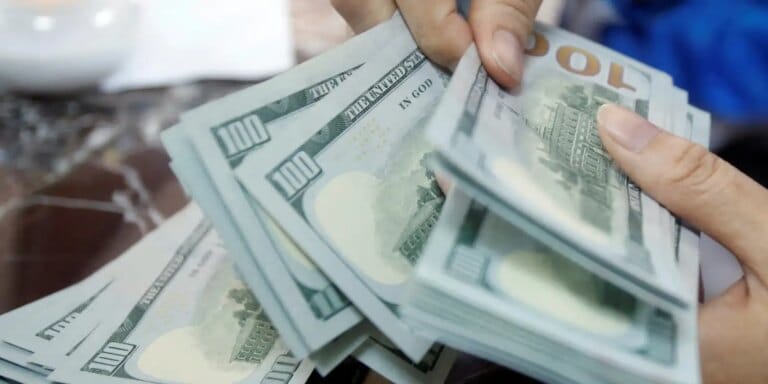 Dólar supera R$ 5 e bolsa cai quase 2% em atualização urgente