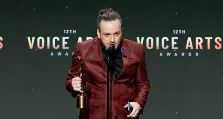 Dudu Fevereiro vence Voice Arts Awards 2026 em grande estilo