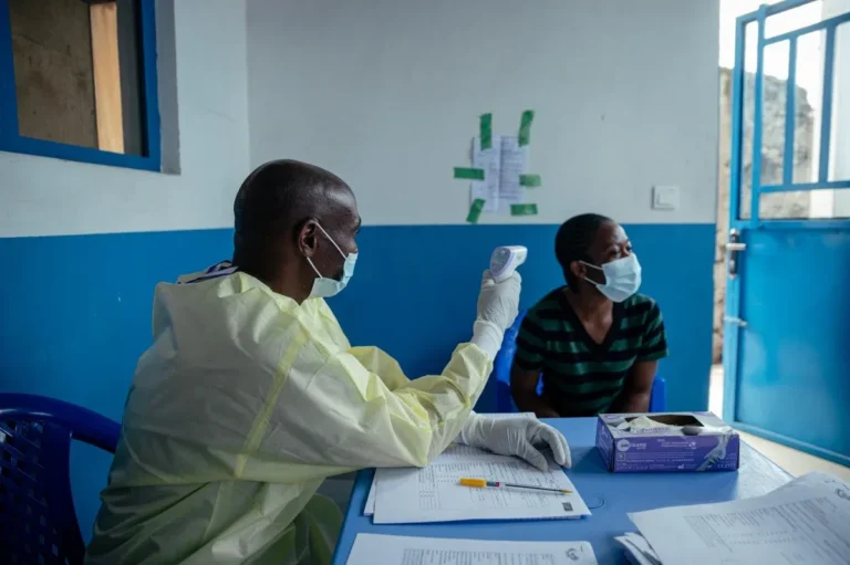 Ebola: RD Congo registra 900 casos suspeitos e Uganda confirma infecções