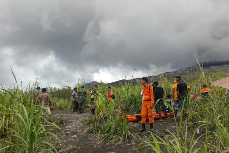Erupção de vulcão na Indonésia causa mortes e crise humanitária