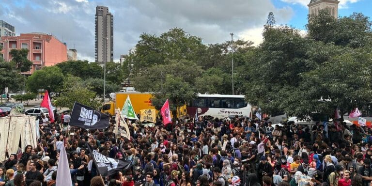 Estudantes criticam políticas educacionais em ato na capital hoje